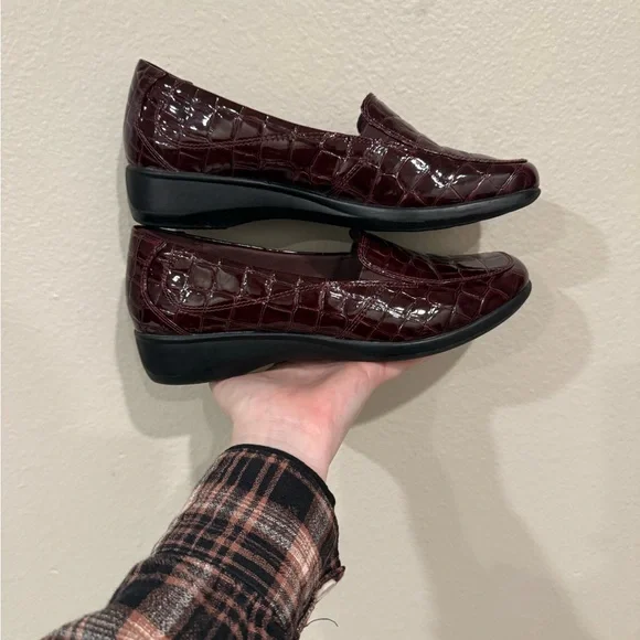 Clarks Burgundy Croc-Embossed Loafers 8.5 - Picture 3 of 6